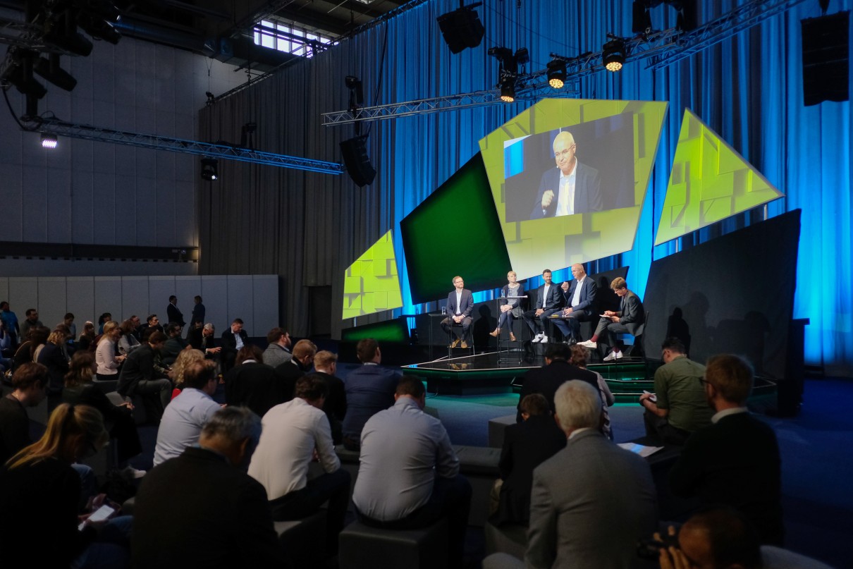 Diskussionsrunde auf einer Bühne Diskussionsrunde auf einer Bühne