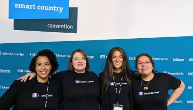 Vier junge Frauen vor der Pressewand der Smart Country Convention. 