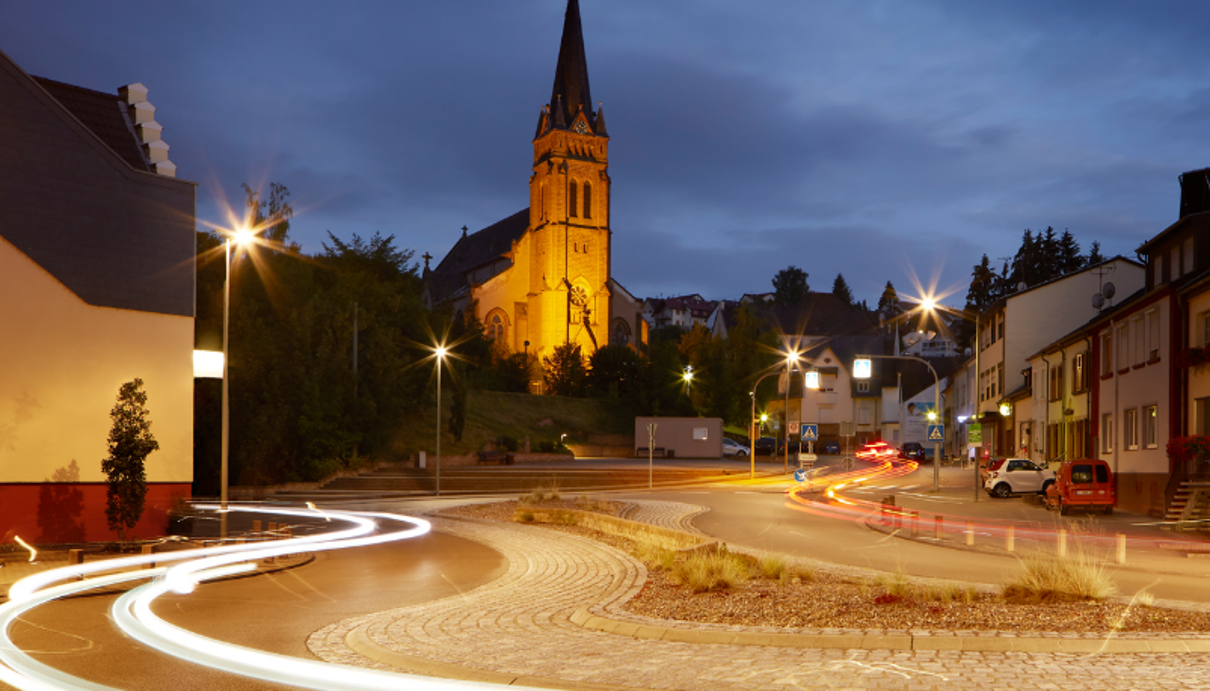 Eine Straße in der Gemeinde Wadgassen bei Nacht