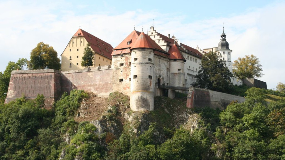 Ein Schloss auf einem Hügel