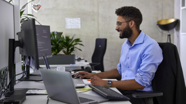 Ein Digitalspezialist bei der Arbeit am Computer 