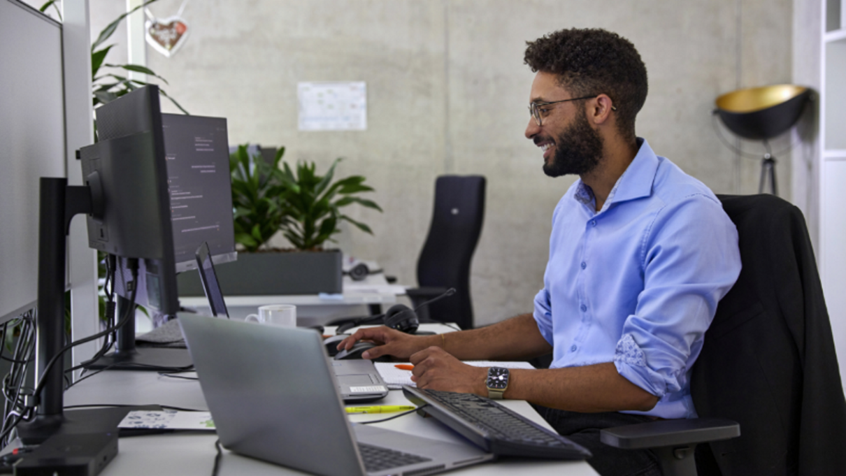 A digital specialist at work on the computer 