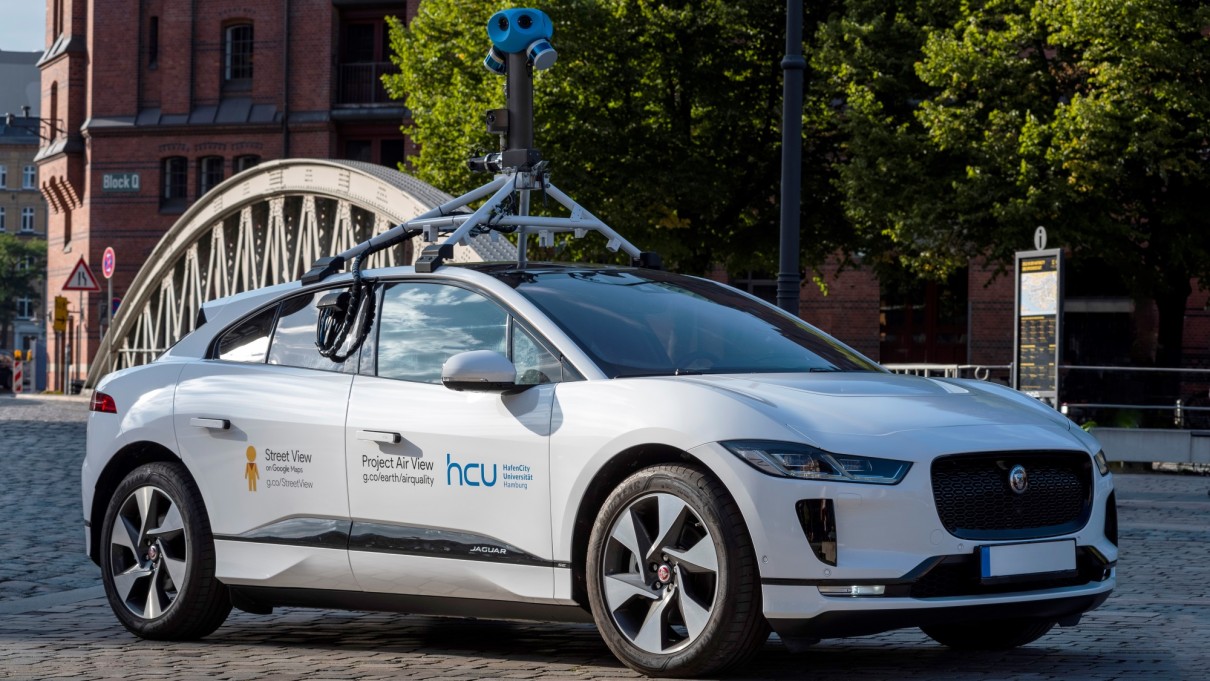 E-car with sensor for measuring air quality on the roof and measurement technology in the car. E-car with sensor for measuring air quality on the roof and measurement technology in the car.