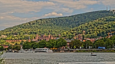 Stadtpanorama von Heidelberg, der Fluss Neckar im Vordergrund, Berg Königsstuhl im Hintergrund