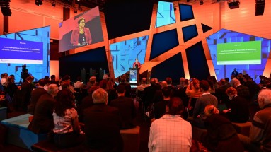 Bundesbauministerin Klara Geywitz auf der Bühne der Smart Country Convention, im Vordergrund Publikum 
