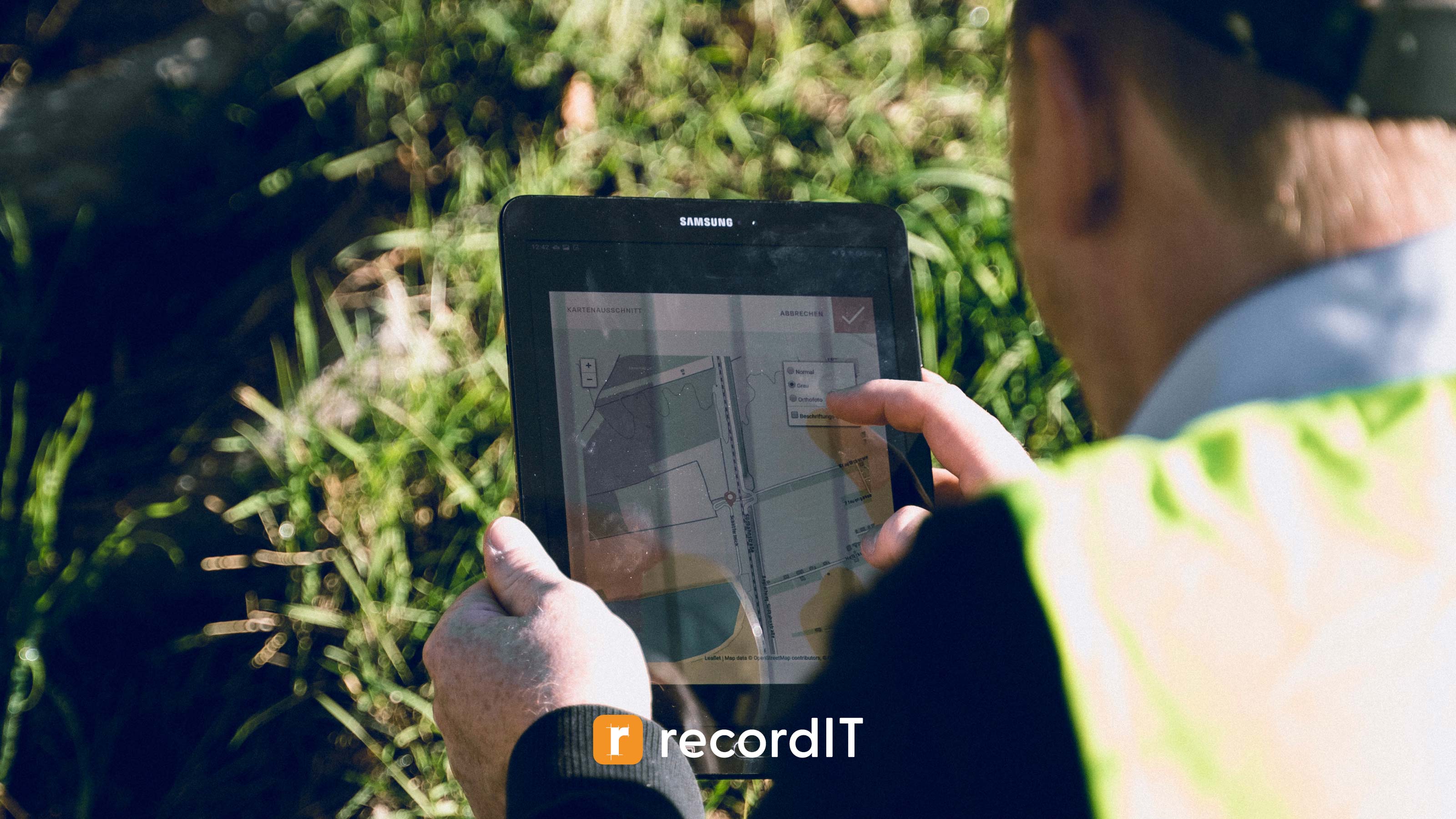 With the recordIT app on a tablet, photos are spatially located on the building.