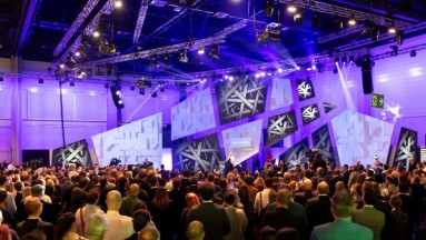 A large crowd in front of the illuminated Plaza Stage of the Smart Country Convention 2023.