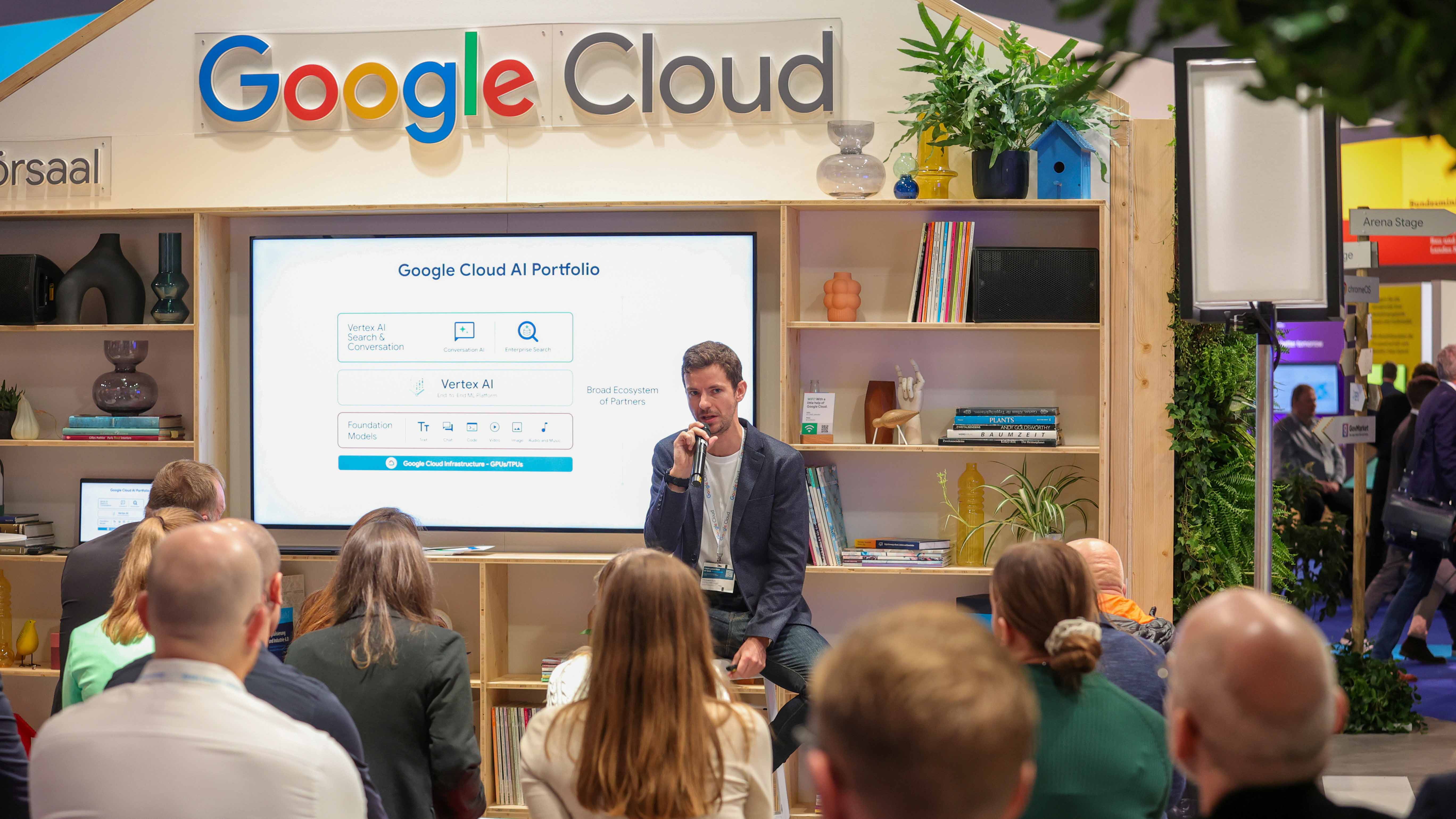 The Google Cloud stand at SCCON 2023 - in the foreground, people listening to a presentation by a Google expert