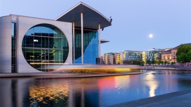 Futuristische Gebäude, Wasser im Vordergrund.