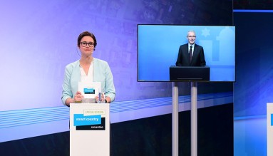 Die rheinland-pfälzische Ministerpräsidentin Malu Dreyer über Bildschirm zugeschaltet