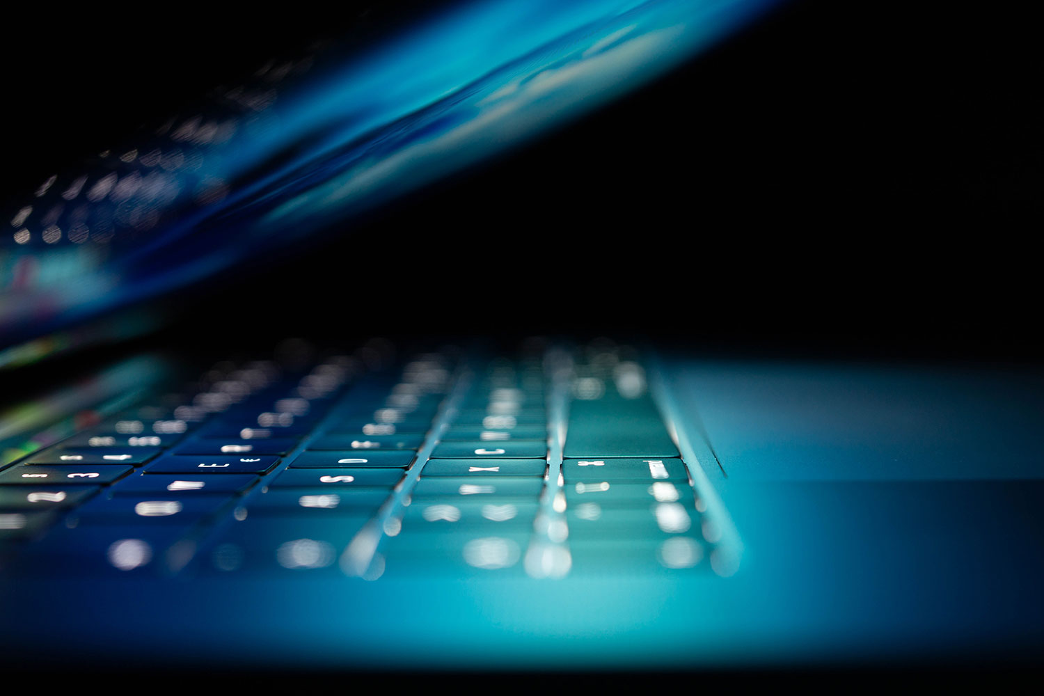 Laptop, Tastatur Nahaufnahme, Neonlicht Laptop, Tastatur Nahaufnahme, Neonlicht
