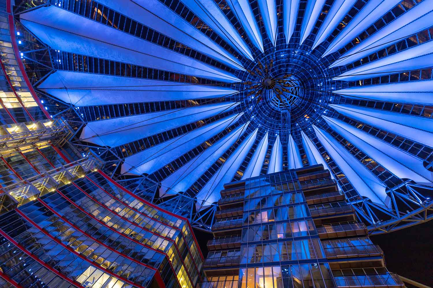Blick aus geringer Höhe auf die Kuppel des Sony Centers am Potsdamer Platz in Berlin. Symbolbild für Smart City Modellprojekt Berlin.